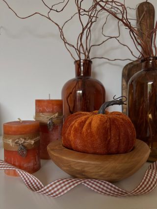 🍁 Podzimní kouzlo u vás doma 🍁 Objevte originální dekorace – od stylových dýní až po další podzimní doplňky, které zútulní...