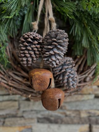 Nádherná vánoční dekorace, sada velkých rolniček s šiškami na pověšení právě teď v prodeji!
