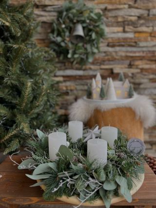 Adventní věnec z přírodních materiálů – vůně lesa a klid Vánoc Advent začíná… čas, kdy se zpomalí svět a v teple domova...