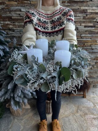 Sněhobílý věnec z naší dílny❄️ výhody? Díky přírodním sušeným materiálům vám vydrží celou vánoční sezónu a příští rok ho...