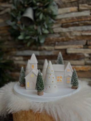 Bílá vánoční keramika – kouzlo Vánoc v každém detailu Vneste do svého domova jemnost a eleganci zimních Vánoc s naší bílou...