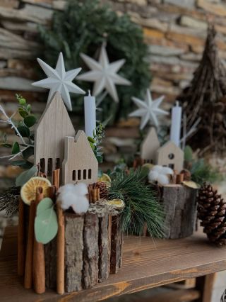✨ Přírodní svícen s domečky – nechte zazářit kouzlo Vánoc u vás doma. Ručně tvořená dekorace z přírodních materiálů vnese...