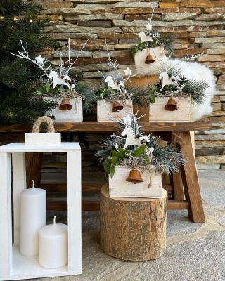 Vánoční dekorace na poličku nebo okenní parapet.